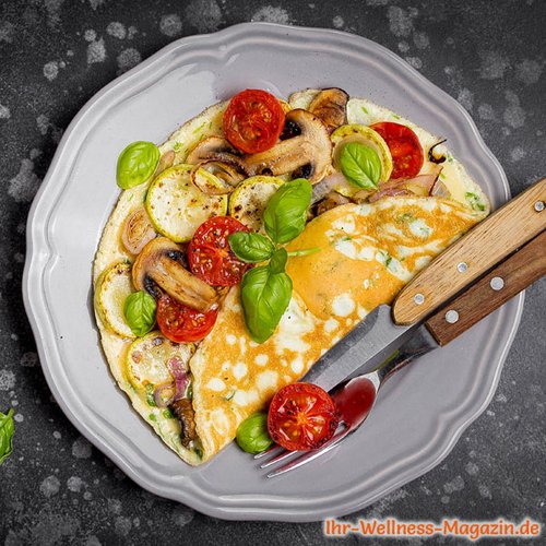 Low-Carb-Omelett mit Pilzen, Tomaten und Zucchini