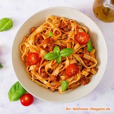 Low-Carb-Pasta mit Pute in Tomaten-Basilikum-Sauce