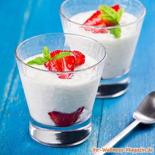 Quark-Dessert im Glas mit Erdbeeren