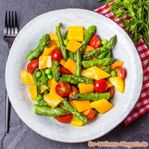 Bunter Salat mit grünem Spargel - gesundes Low-Carb-Rezept