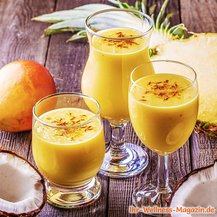 Kokos-Proteinshake mit Mango und Ananas