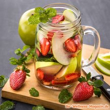 Apfel-Erdbeer-Minze-Wasser