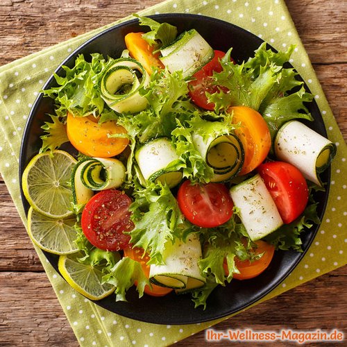 Gemischter Salat mit Zucchini - gesundes Low-Carb-Rezept