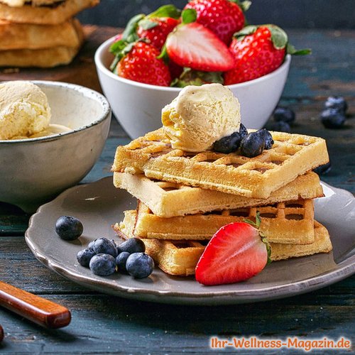 Low Carb Quark-Waffeln mit Vanilleeis