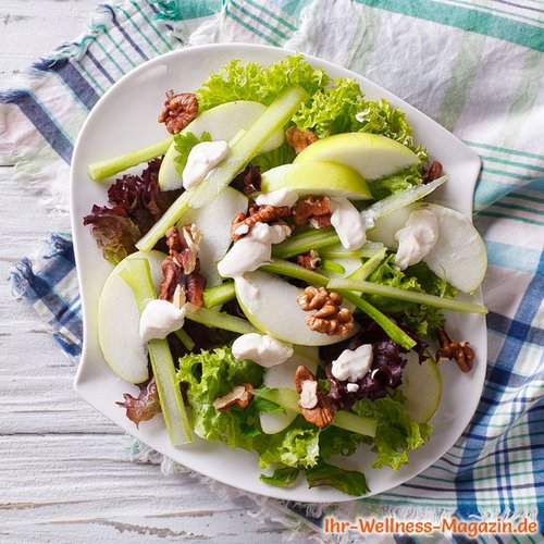 Waldorfsalat mit Sellerie und Apfel - gesundes Low-Carb-Rezept