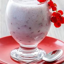 Buttermilch-Shake mit Johannisbeeren