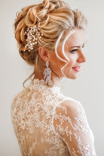 Romantische Brautfrisur mit großem Chignon