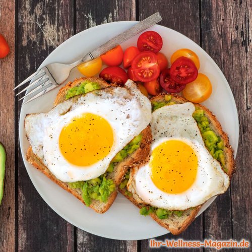 Low-Carb-Brot mit Avocadocreme und Spiegelei