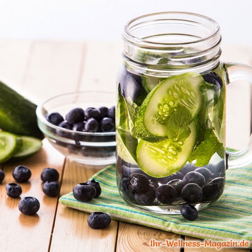 Gurken-Blaubeer-Minze-Wasser - Rezept für Infused Water - Detox-Wasser