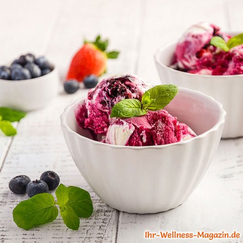 Frozen Yogurt mit Beeren selber machen - gesundes Eis-Rezept