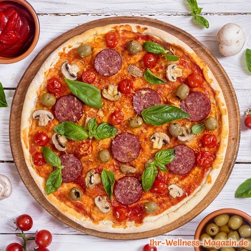 Low-Carb-Pizza mit scharfer Salami