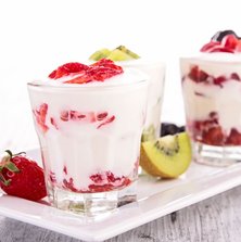 Leichtes Low Carb Eiweiß-Dessert mit Erdbeeren