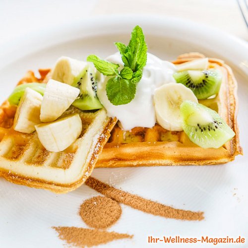 Low Carb Protein-Waffeln mit Quark und Früchten