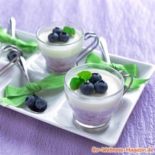 Blaubeer-Eiweiß-Dessert im Glas