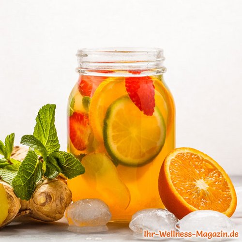 Ingwer-Limonade mit Früchten
