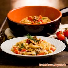 Mediterrane Low-Carb-Pasta mit Sardinen