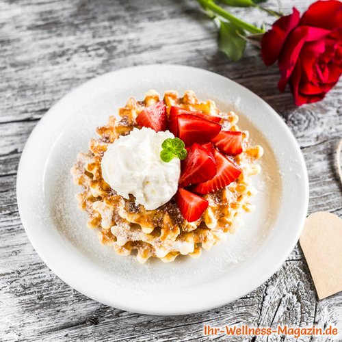 Low Carb Zimt-Waffeln mit Kokoseis und Erdbeeren - süßes Waffel-Rezept