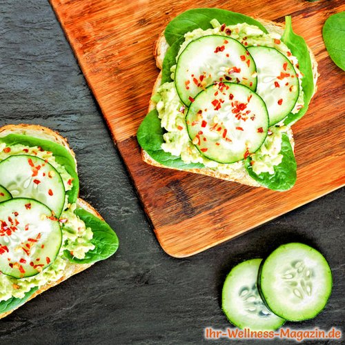 Low-Carb-Brot mit Spinat, Avocadocreme und Gurke