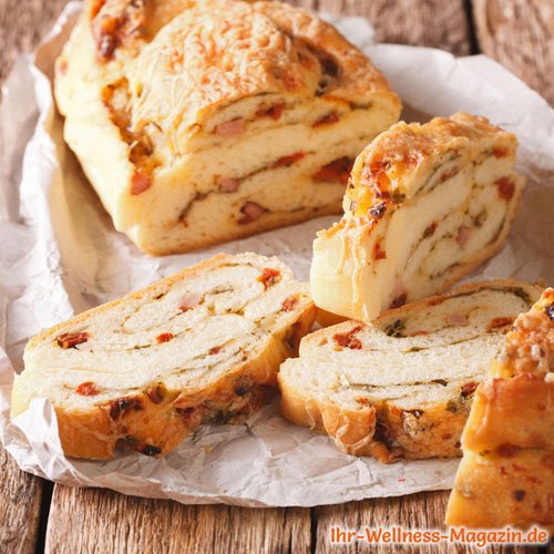 Low-Carb-Brot mit Schinken, Käse und Tomaten