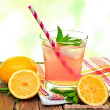 Rosa Limonade mit Zitrone