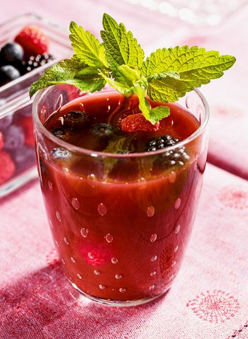 Saftdiät - Saftkur - Traubensaft mit Waldbeeren