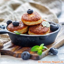 Protein-Hüttenkäse-Pancakes mit Blaubeeren