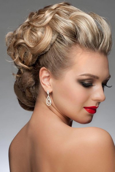 Hochgesteckte Ballfrisur mit Locken und Chignon im Nacken