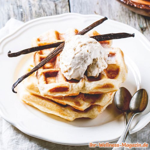 Low Carb Quark-Waffeln mit Vanilleeis