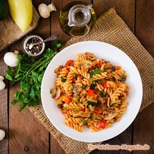 Low-Carb-Pasta mit Gemüse und Pilzen