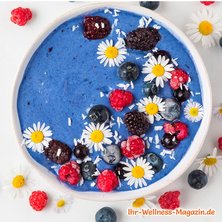 Blaue Superfood-Frühstücksbowl