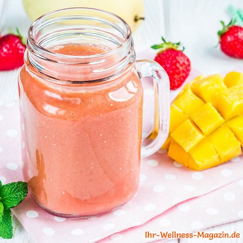 Cremiger Mango-Eiweißshake mit Erdbeeren