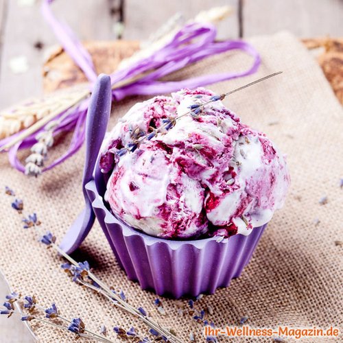 Cremiges Low Carb Blaubeer-Sahne-Eis