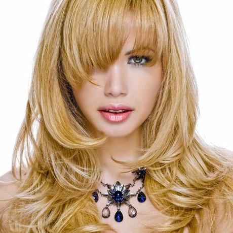 Gestufte lange caramel-blonde Haare