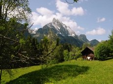 Wunderschöne Ausblicke: Hügel, Täler und Gebirgsbäche ...