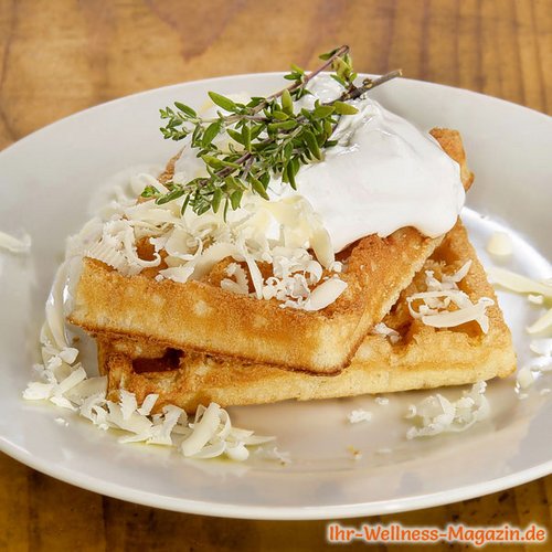 Protein-Buttermilch-Waffeln mit Quark und Käse