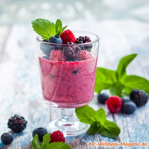 Beeren-Quark-Dessert im Glas