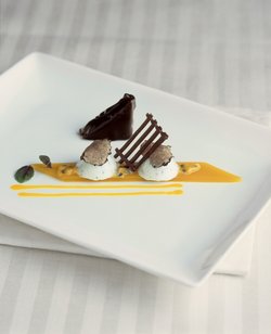 Rezept aus der Sterneküche: Schokoladenschnitte mit Trüffel und weißem Schokoladeneis