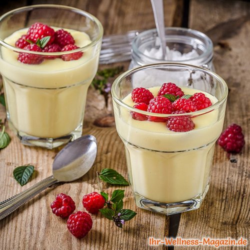 Eiweiß-Vanillepudding mit Himbeeren