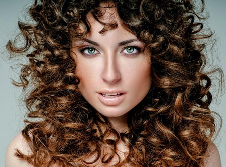 Schöne lange Frisuren mit Locken: Romantische Frisur mit Naturlocken