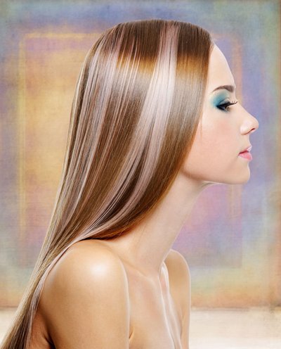 Sehr lange Haare mit Strähnen im Sleek-Look