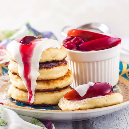Low-Carb-Pancakes mit Quark und Fruchtkompott