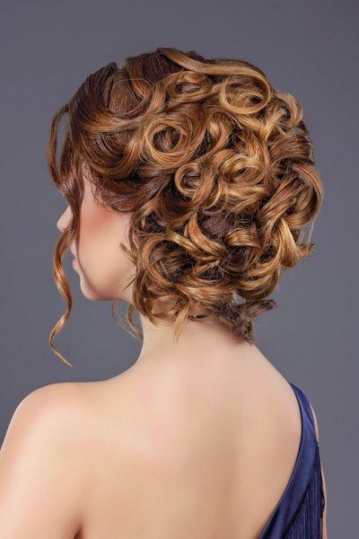 Eleganter hochgesteckter Locken-Bob