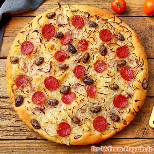 Low-Carb-Pizza mit Zwiebeln und Salami