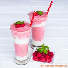 Zweifarbiger Himbeer-Eiweißshake mit Joghurt