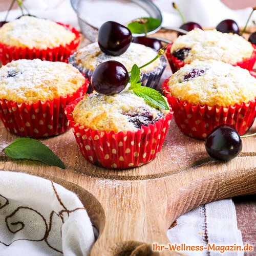 Saftige Low Carb Kokos-Kirsch-Muffins - einfaches Rezept ohne Zucker