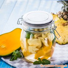 Mango-Ananas-Minze-Wasser