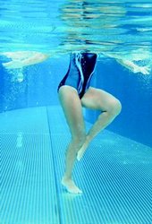 Wassergymnastik Übungen - Die Twistbewegungen mit angelegtem Bein