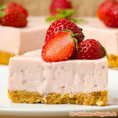 Low Carb Erdbeer-Kokos-Joghurt-Torte