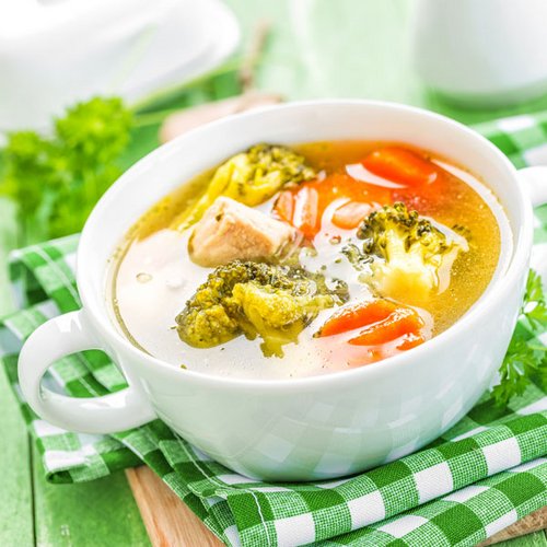 Klare Low Carb Gemüsesuppe mit Fleisch