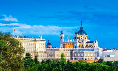 Sehenswürdigkeiten in Madrid: Königspalast und Almudena Kathedrale